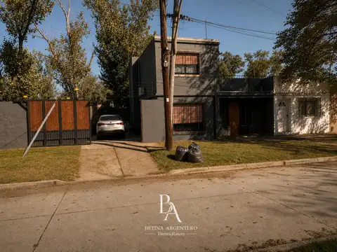 Casa en Alquiler con cochera zona Hurlingham