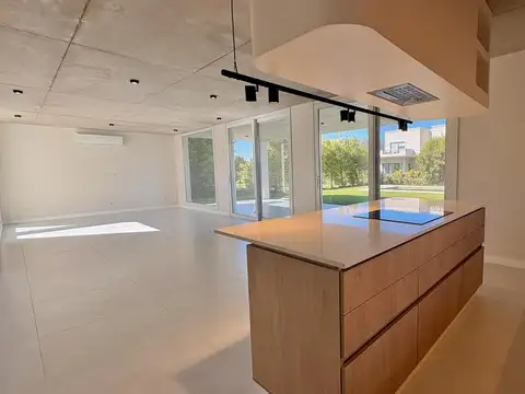 Casa 6 ambientes con 4 baños