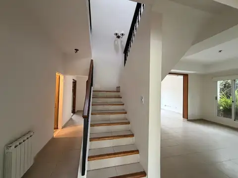 Casa en Alquiler con 2 cocheras