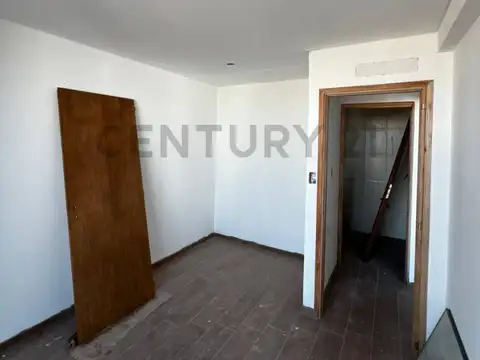 Departamento semi piso al frente de un dormitorio con cochera y terraza privada