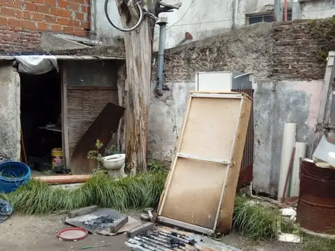 Florida - Casa a reciclar completamente - cerca de maipú. a metros de Hipólito Yrigoyen