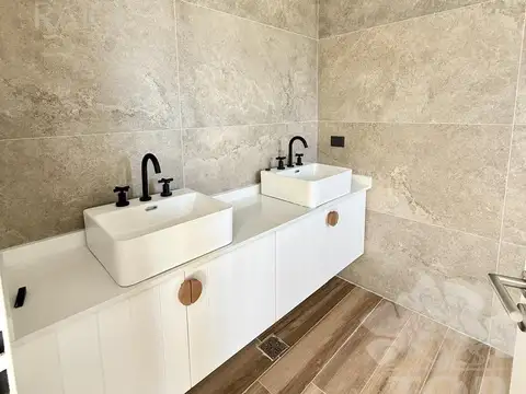 Casa 6 ambientes con 4 baños
