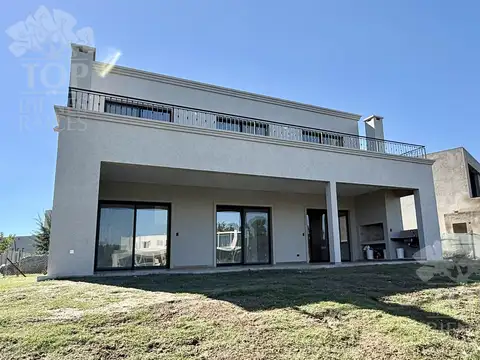 Casa 6 ambientes con 4 baños