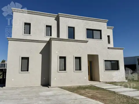 Casa 6 ambientes con 4 baños