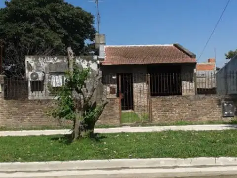 Casa - Venta - Argentina, CLAYPOLE - GRANADA 870