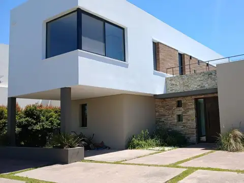 CASA EN VENTA EN PUERTOS DEL LAGO B° VISTAS