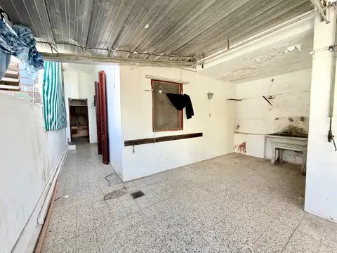 CASA DE PASILLO - 2 DORMITORIOS- PATIO- A RECICLAR- LOURDES