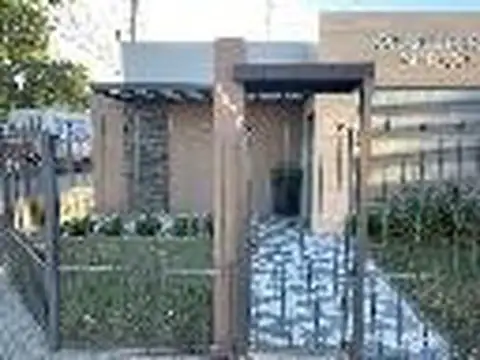 Excelente inmueble en esquina. Frente al Hospital Heroes de Malvinas.