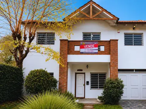 CASA  EN VENTA 5 DORM - PARQUE Y PILETA-  Calle 27 entre 462 y 463 -  City Bell- La Plata