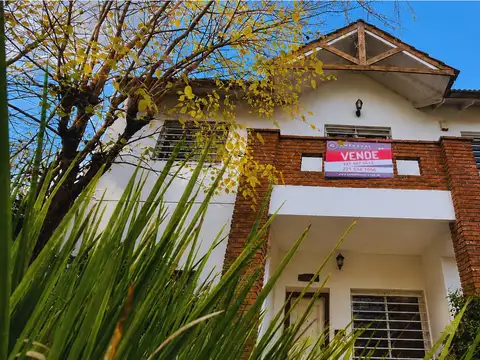 CASA  EN VENTA 5 DORM - PARQUE Y PILETA-  Calle 27 entre 462 y 463 -  City Bell- LA PLATA