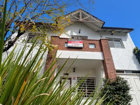 CASA  EN VENTA 5 DORM - PARQUE Y PILETA-  Calle 27 entre 462 y 463 -  City Bell- La Plata