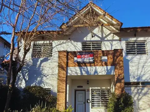 CASA  EN VENTA 5 DORM - PARQUE Y PILETA-  Calle 27 entre 462 y 463 -  City Bell- LA PLATA