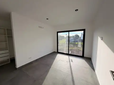 Casa 4 ambientes con 2 baños