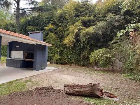 Casa en Alquiler con 2 cocheras