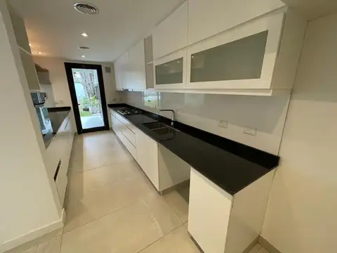 Casa en Alquiler con 2 cocheras