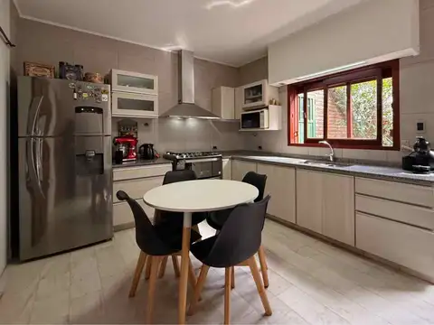 Casa 4 ambientes con 2 baños