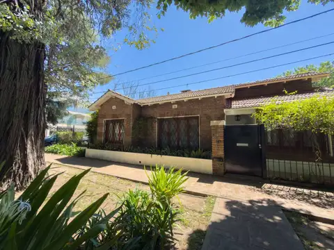 CASA EN VENTA EN ZONA PRIVILEGIADA DE CITY BELL - 474 esquina 14 A-