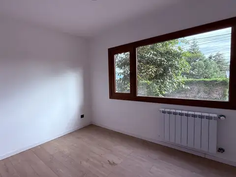 Casa en Alquiler con 1 cochera