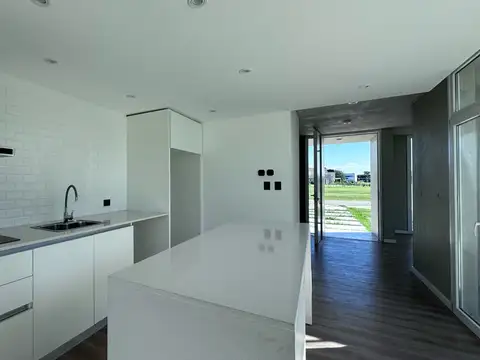 Casa 4 ambientes con 3 baños