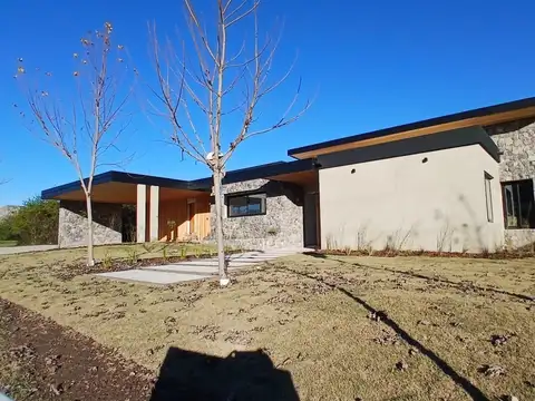 Casa en construccion en Estancia El Terrón - Fondo Golf