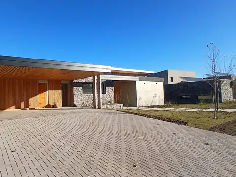 Casa en venta - 4 dormitorios - Estancia El Terron, Mendiolaza