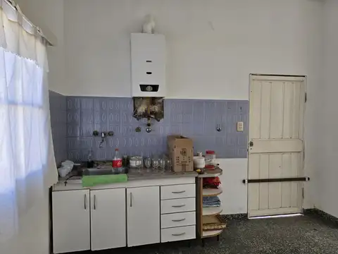 Casa mas departamento al fondo, local negocio al frente en venta, Banfield con garaje para 2 autos