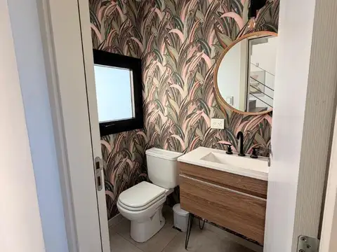 Casa en Alquiler con 6 cocheras