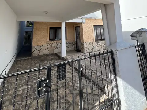 Chalet al frente 3 amb c/ cochera y patio + Unidad al fondo de 2 amb