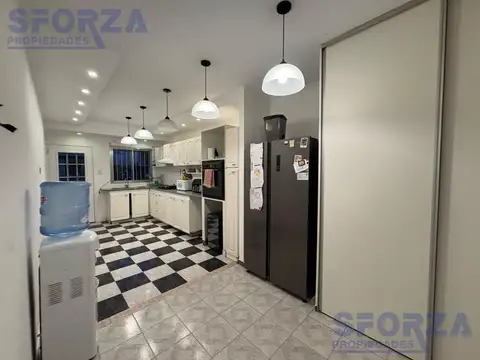 Casa 7 ambientes con 2 baños