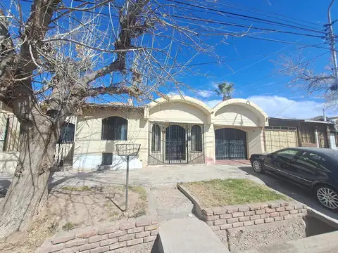 Casa en Venta 4 dormitorios, 2 baños, Maipú