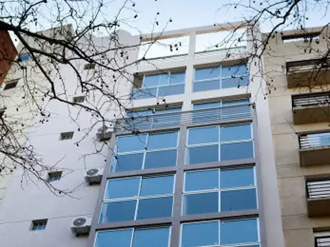 Monoambiente divisible de 47 m2 con balcón y cochera fija descubierta.