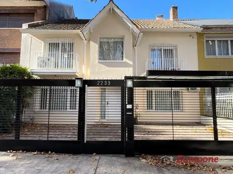 Casa en alquiler de 3 dormitorios con jardin, pileta y quincho