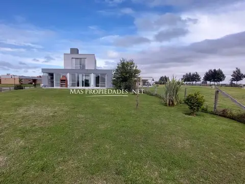 Casa 5 ambientes con 3 baños