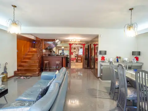 Casa en Venta con 3 cocheras
