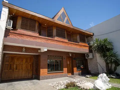 Casa 5 ambientes con 4 baños