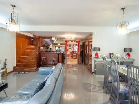 Casa en Venta con 3 cocheras