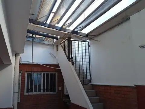 VENTA - Casa interna de pasillo.