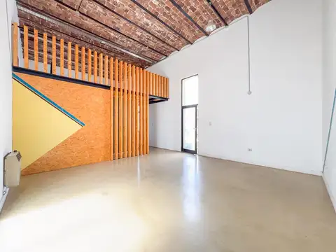 local comercial con entre piso, 2 baños, techo doble altura, pleno centro de Rosario