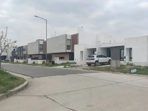 CASA 3 DORMITORIOS 2 BAÑOS SAN IGNACIO VILLAGE