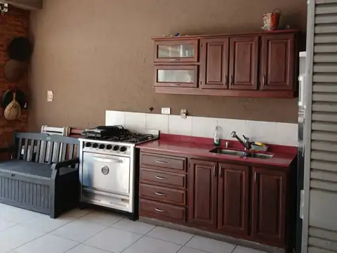 HAEDO-CHALET DE 5 AMBIENTES- COCHERA CUBIERTA PASANTE- HERMOSO JARDIN CON PISCINA- APTO CREDITO