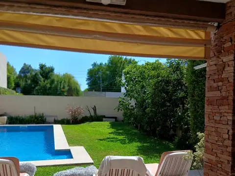 HAEDO-CHALET DE 5 AMBIENTES- COCHERA CUBIERTA PASANTE- HERMOSO JARDIN CON PISCINA- APTO CREDITO