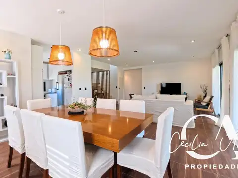Casa 6 ambientes con 4 baños