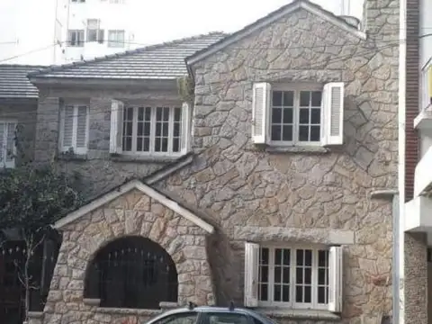 Almirante Brown al 2400