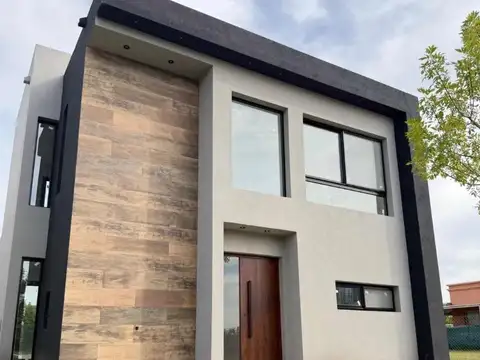 Casa en Venta con 3 cocheras
