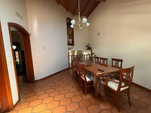 Casa 7 ambientes con 5 baños