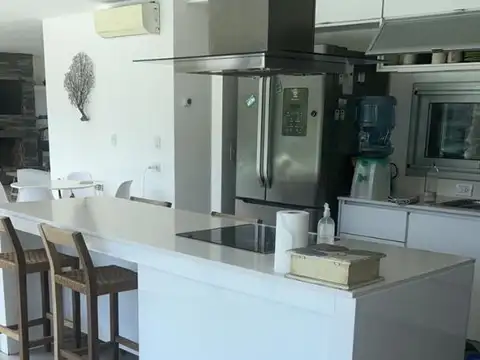 Casa en Alquiler con 2 cocheras