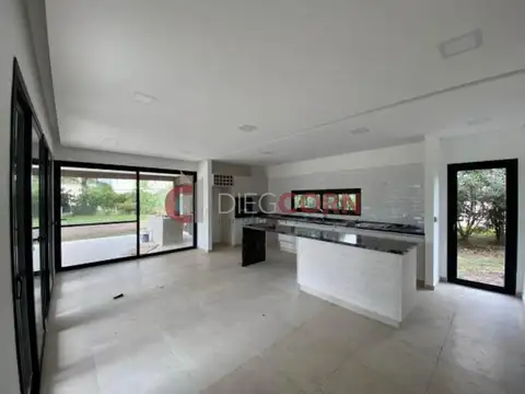 Casa en Alquiler con 2 cocheras