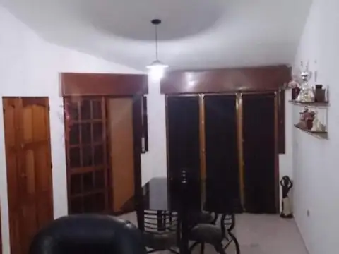 Casa 7 ambientes con 2 baños