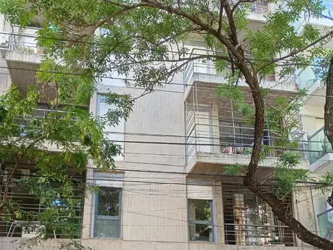 Un dormitorio al frente, amplio balcon. Muy luminoso, todos los servicios. Scola Inmobiliaria.