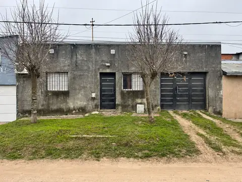 Venta casa dos dorm y cochera - zona Hipodromo